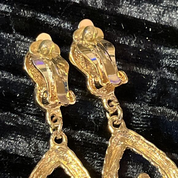 Vintage 1970s Goldtone Lily Tulip Flower Teardrop Dangle Drop Clip On Earrings - Picture 4 of 6